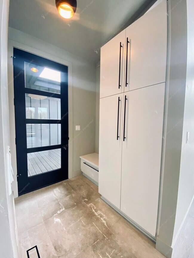 Foto del edificio - Luxurious 3 BR - Den + ADU Retreat in Awbrey Glen Neighborhood
