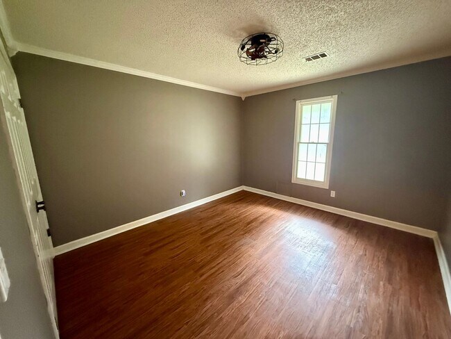 Foto del edificio - 1401 Elmdale Pl