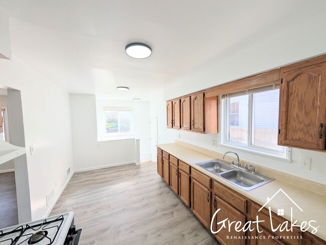 Building Photo - Stunning 3 Bedroom 1 Bathroom now availabl...