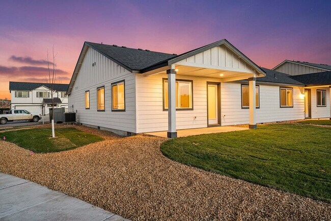 Building Photo - 891 SE Starview-