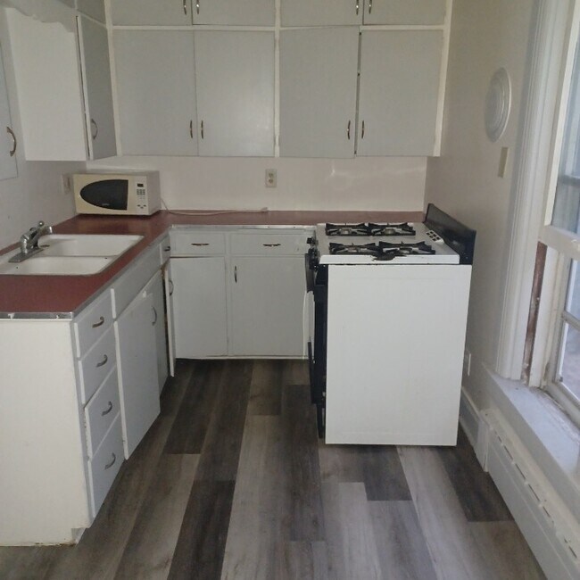 Kitchen - 527 S Oak Ave