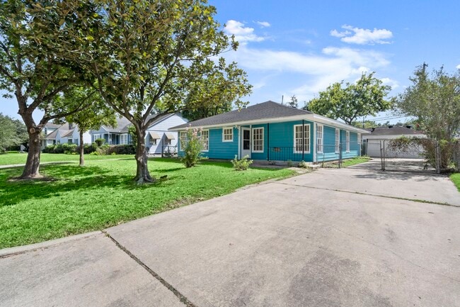 Foto del edificio - 6438 Pinehurst Dr