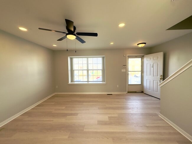 Building Photo - 131 Rosie Dr