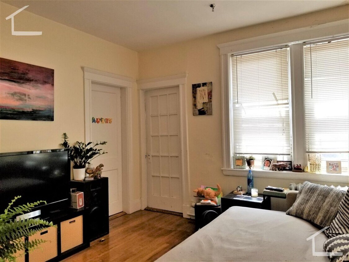 Building Photo - Grads OK 1Bed with additional small office...