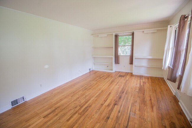 Building Photo - North Colonie Schools - 3 BR Ranch