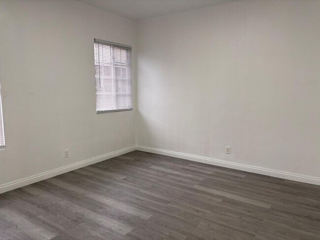 Foto del edificio - Charming 1-bedroom, 1-bath apartment located in a desirable area of Burbank.
