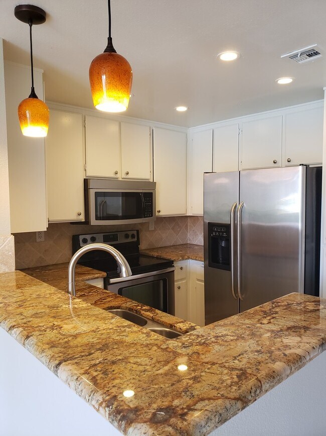 Foto del edificio - Large 2BD/2BA in Mission Valley - Dual Master Suites! - Open Feel - Quiet, Gated, Central Location!