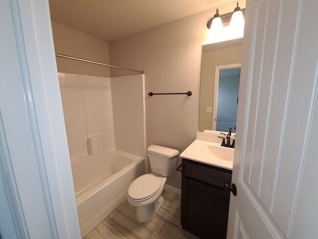 Building Photo - 3 bed 2 bath in Yukon! Stunning finishes, ...