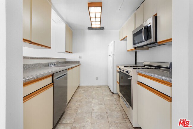 Foto del edificio - 607 N Rossmore Ave