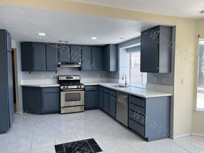 Foto del edificio - 4BD/ 3BTH 2 STORY HOME EAST LANCASTER