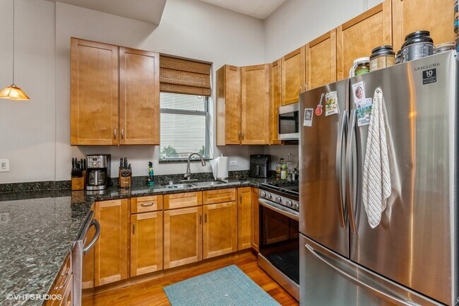 Building Photo - 902 N Elston Ave