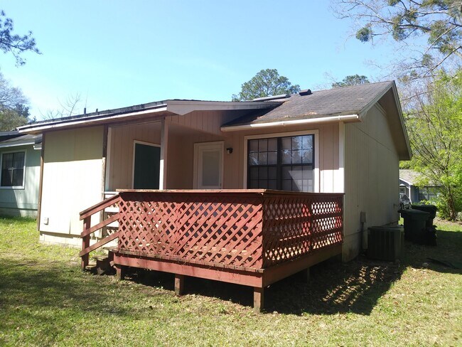 Building Photo - 1601 Coombs Dr