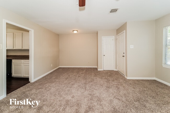 Building Photo - 710 Canary Cir