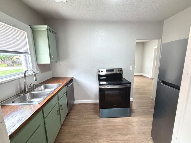 Building Photo - Large 2BD 1BA Duplex with Located in Histo...