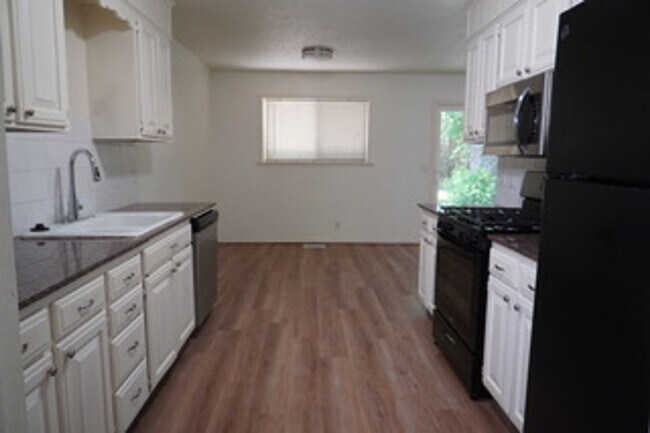Building Photo - Great 3 Bedroom 2 Bath In A Great Location!
