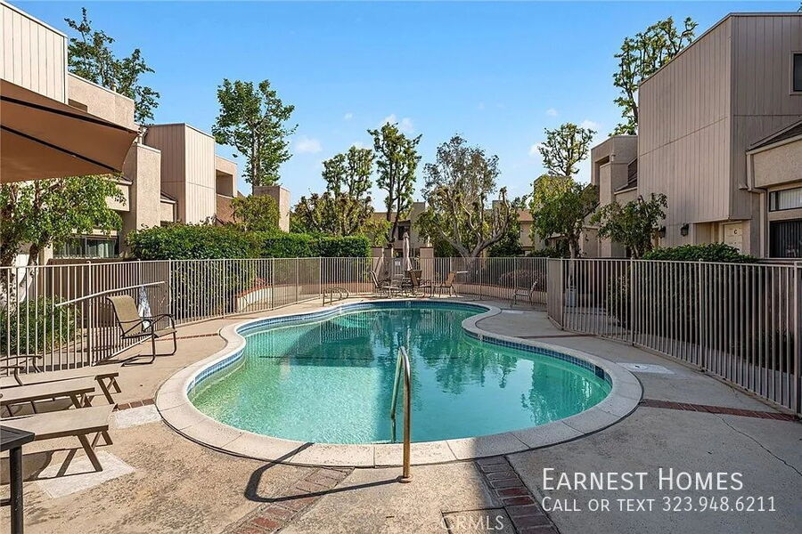 Foto principal - 15175 Magnolia Blvd