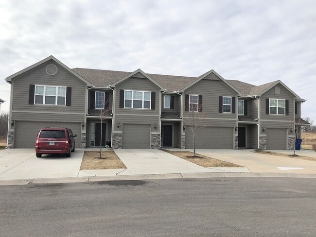 Building Photo - Newer 3 Bed 2 Car Townhome in Grain Valley
