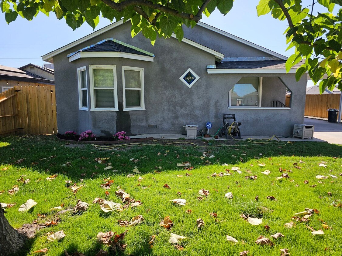 Primary Photo - 3 bedroom, 2 bathroom house with mother-in...