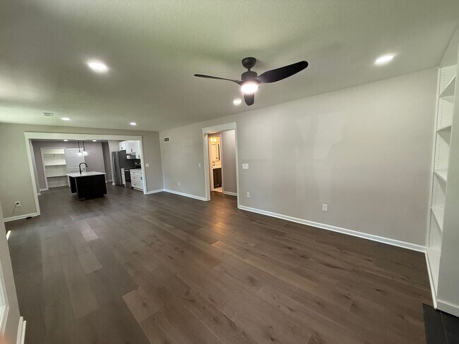 Foto del edificio - Fully Renovated 3 Bed / 2.5 Bath Main-Level Residence in Westwood with Attached Garage and Utilit...