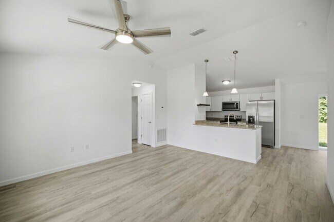 Building Photo - 3BR/2BA Home | Granite Counters, LVP Flooring, Washer/Dryer & Large Yard