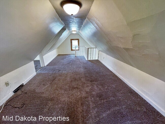 Building Photo - 2 br, 1 bath House - 208 E 10th