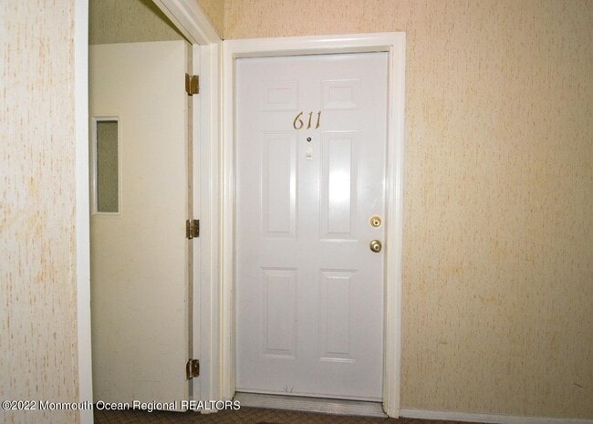 Building Photo - 611 Hidden Village Dr