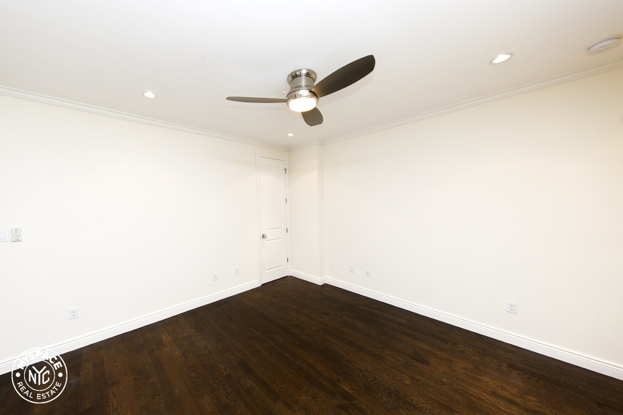 Building Photo - 186 Clymer St
