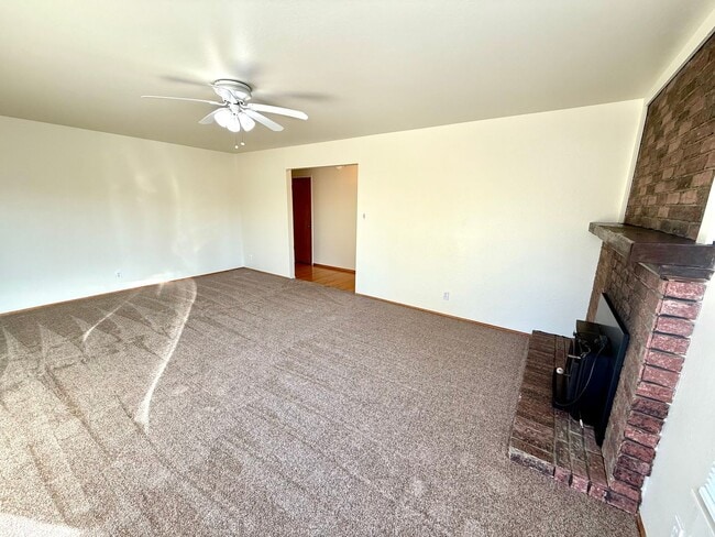 Building Photo - Charming Single-Level Home with Private Yard & Attached Garage!