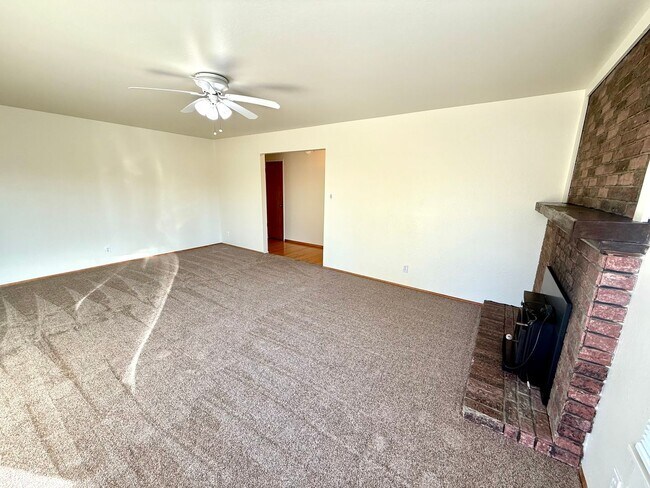 Foto del edificio - Charming Single-Level Home with Private Yard & Attached Garage!