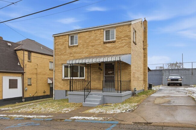 Foto del edificio - Newly renovated 3 bedroom all brick home in North Braddock!