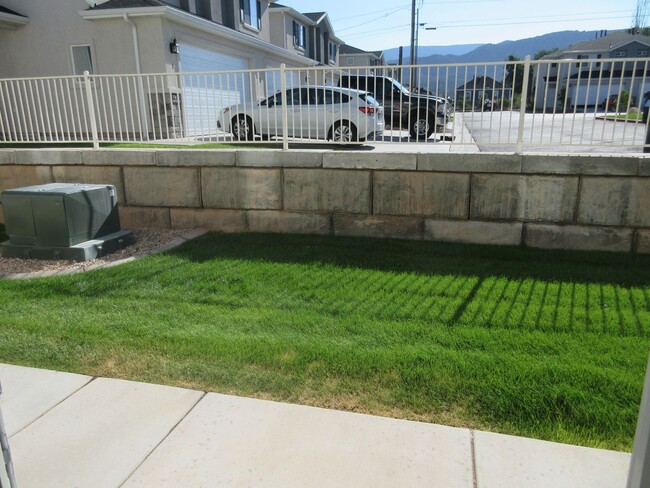 Building Photo - 3 bed 2.5 bath - Newer townhome in the hea...