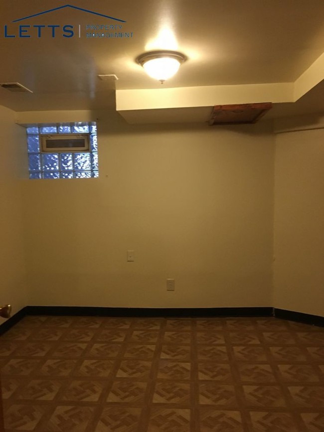 Foto del edificio - Beautiful 2 Bedroom /1 Bath Garden Apartment
