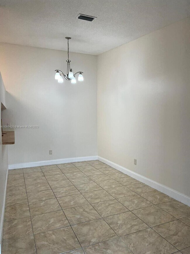 Foto del edificio - 18210 Mediterranean Blvd