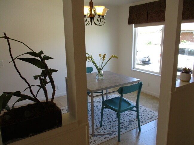 Foto del edificio - 4658 Larwin Ave