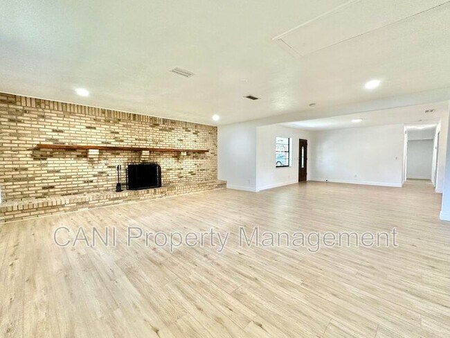 Building Photo - 2517 Royal Palm Dr