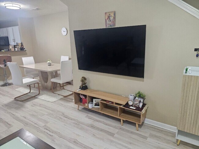 Foto del edificio - 572 Bradburn Village Cir