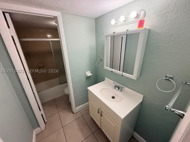 Foto del edificio - 6950 W 6th Ave