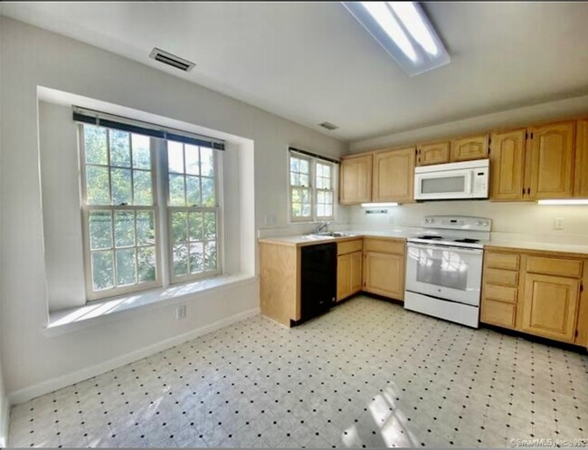 Building Photo - 118 Grove St