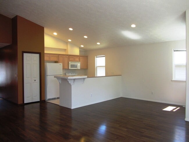 Building Photo - Amazing Sandy, OR Ranch Style Home!!