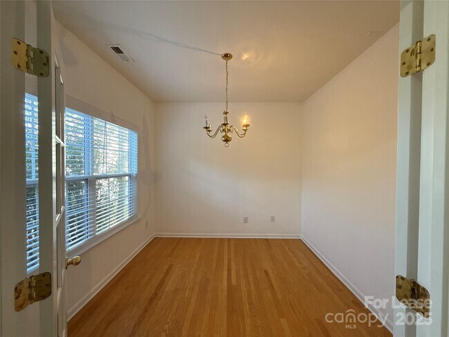 Foto del edificio - 3415 Cole Mill Rd