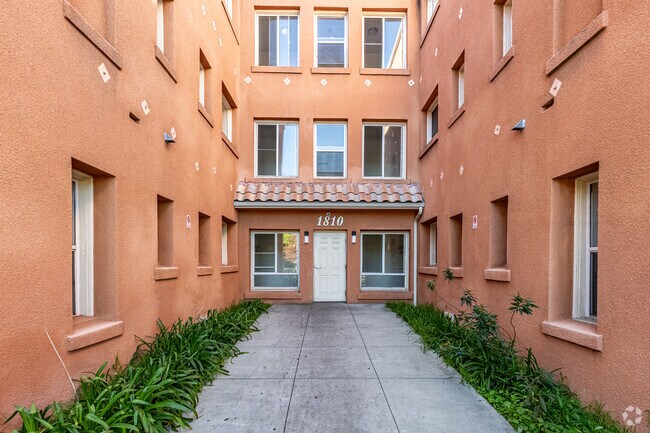 Entrada - Central City Apartments