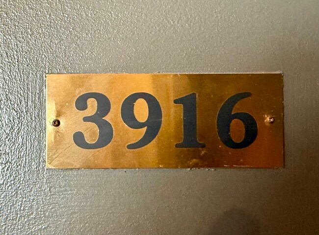 Foto del edificio - 655 W Irving Park Rd