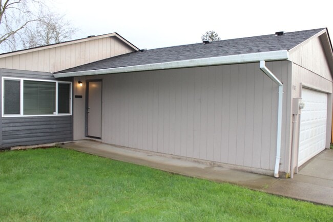 Foto del edificio - 3 bedroom, 1 bath home on quiet Hillsboro street