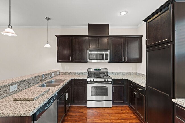 Building Photo - 3 BR Townhome in Prime Wade Ave location-W...