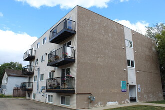 Building Photo - Leo Manor Apartments
