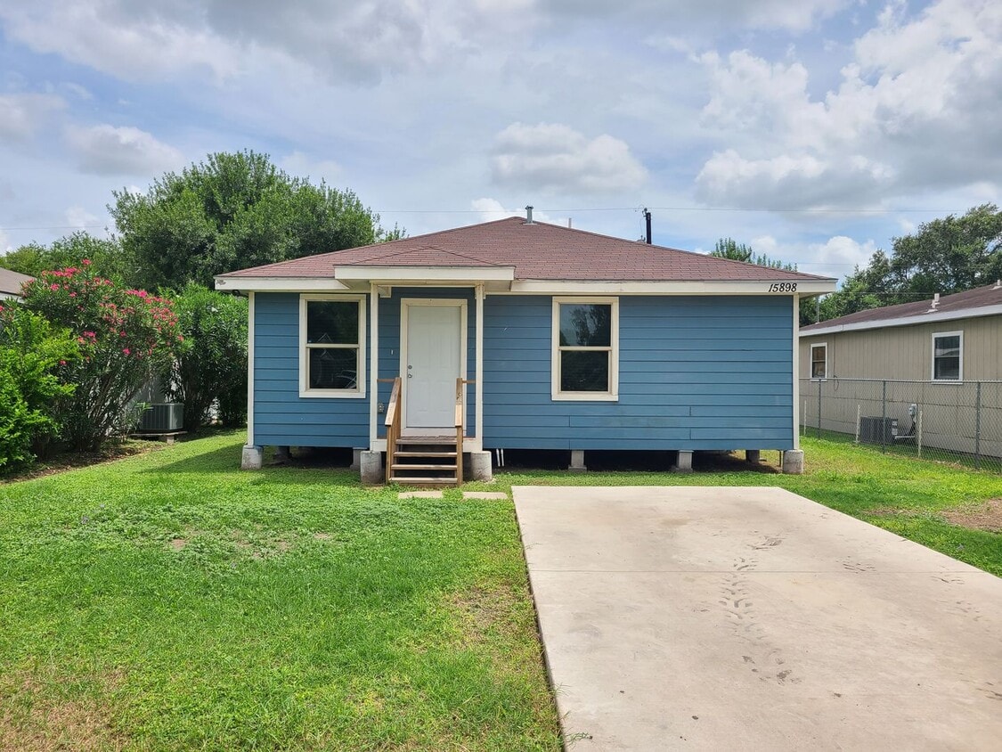 Primary Photo - Quaint 3Bed/2Bath With a HUGE YARD!!