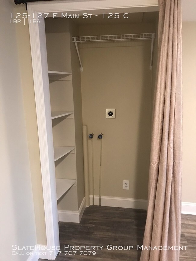 Building Photo - Newly Renovated Apartment with Kitchenette