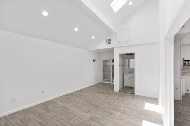 Building Photo - 8016 Crosnoe Ave