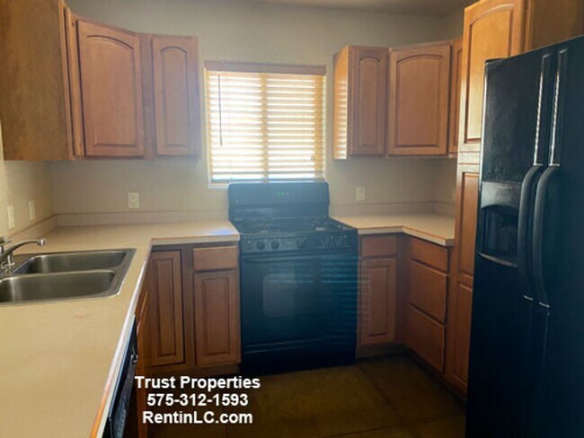 Building Photo - Spacious 3/3 in Sonoma