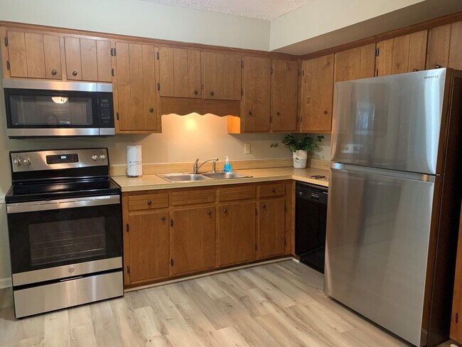 Foto del edificio - 2 Bedroom Townhouse off Greenview Drive